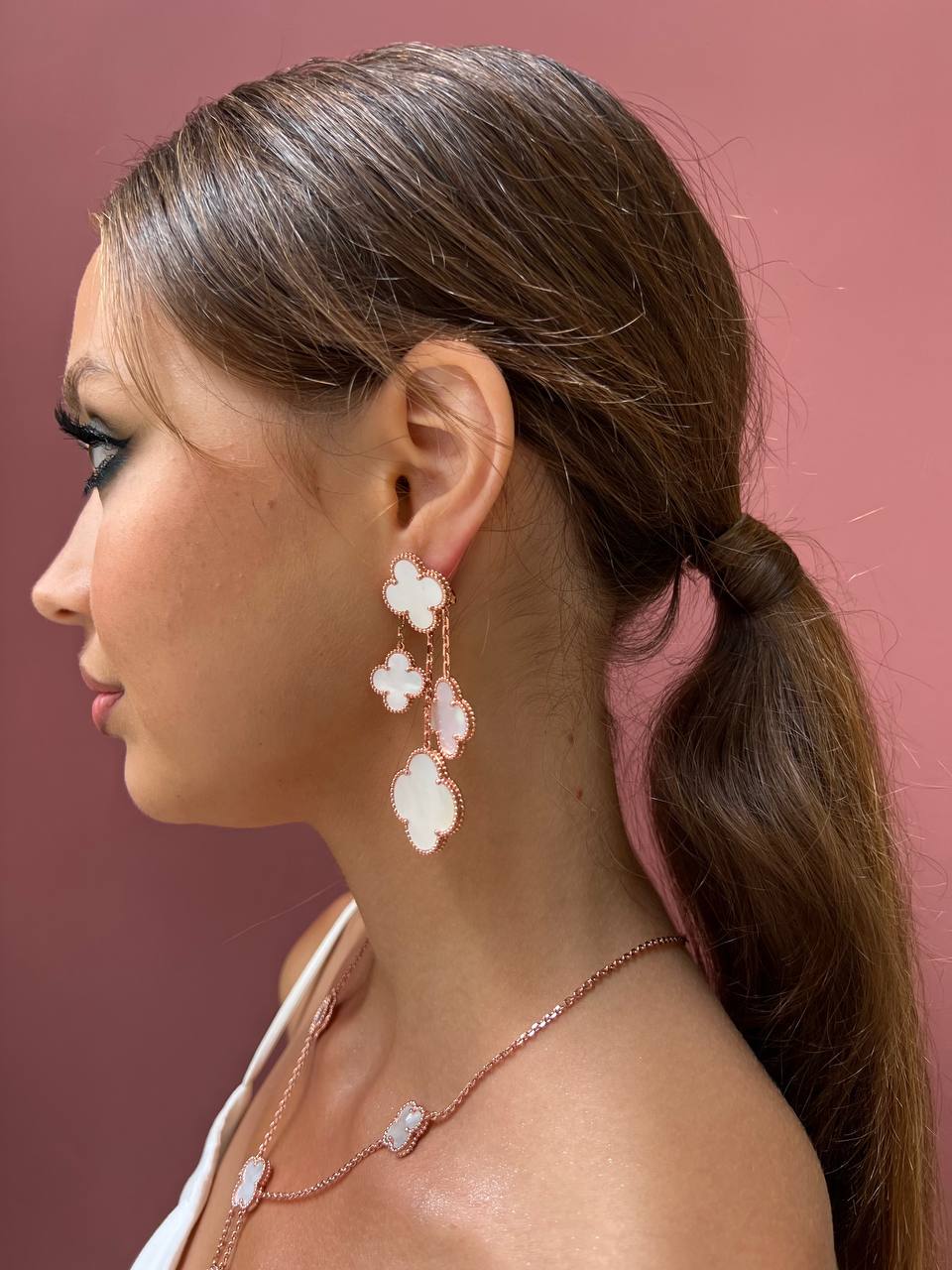 Long earrings with white clovers